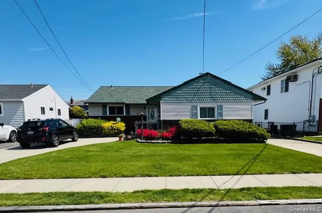 10 Schley Avenue Lindenhurst NY 11757
