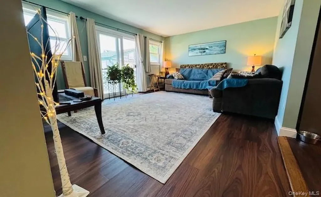 10 Schley Avenue Lindenhurst NY 11757