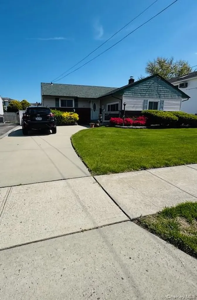 10 Schley Avenue Lindenhurst NY 11757