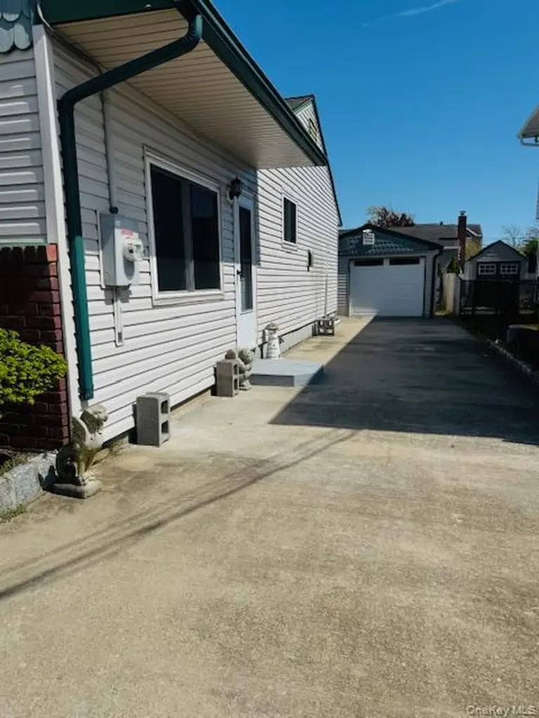 10 Schley Avenue Lindenhurst NY 11757