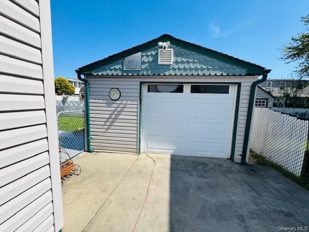 10 Schley Avenue Lindenhurst NY 11757