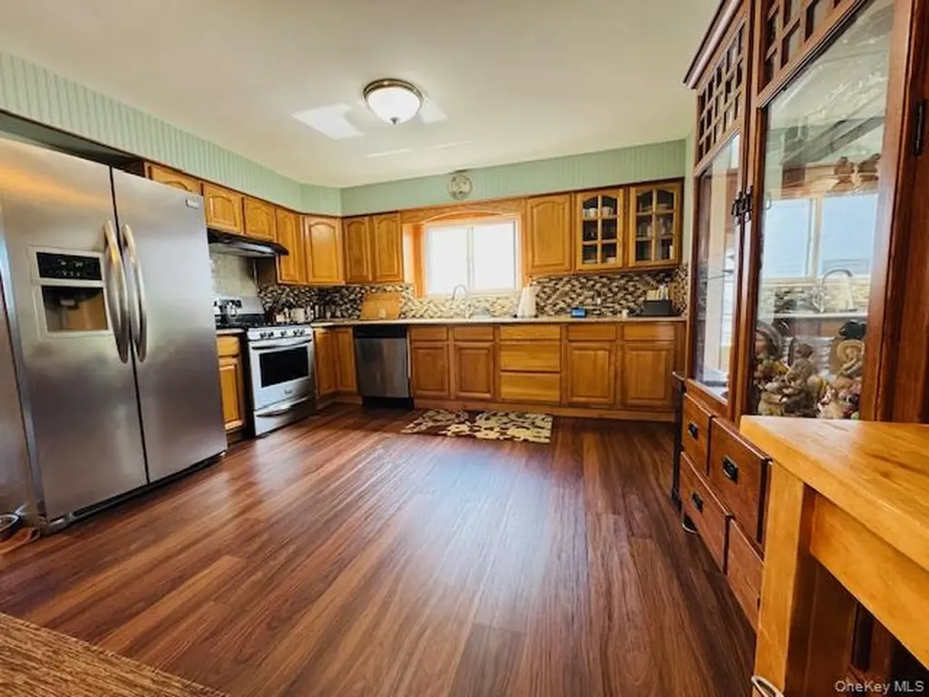 10 Schley Avenue Lindenhurst NY 11757