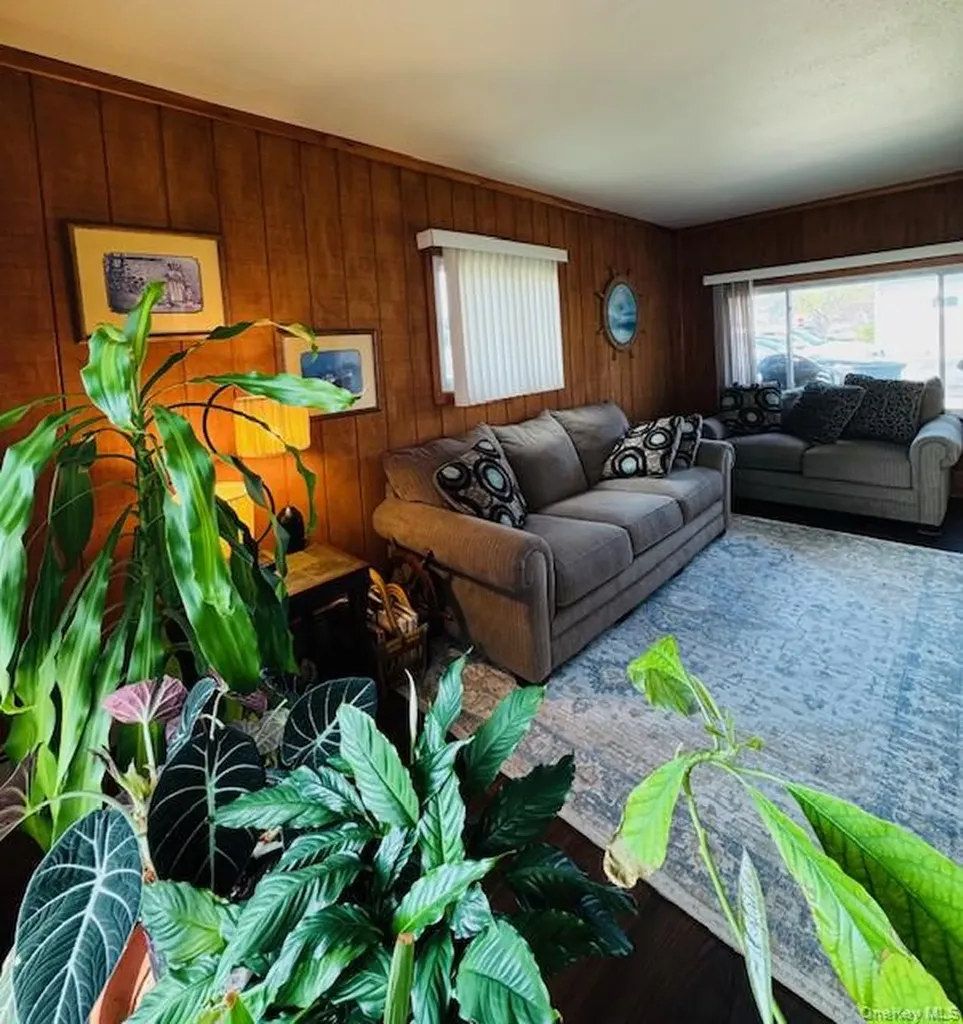 10 Schley Avenue Lindenhurst NY 11757