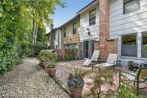 12 Hampton Way Woodbury NY 11797