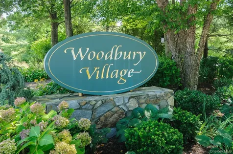12 Hampton Way Woodbury NY 11797