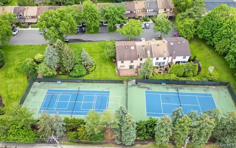 12 Hampton Way Woodbury NY 11797