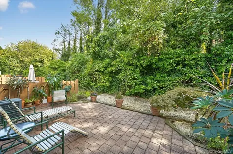 12 Hampton Way Woodbury NY 11797