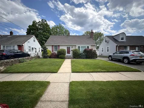568 Irving Street Westbury NY 11590