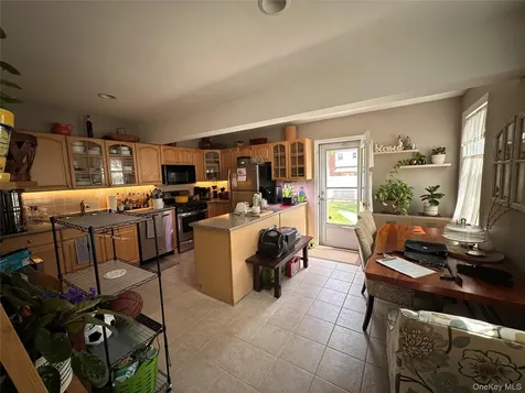 568 Irving Street Westbury NY 11590