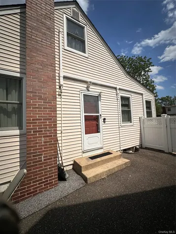 568 Irving Street Westbury NY 11590