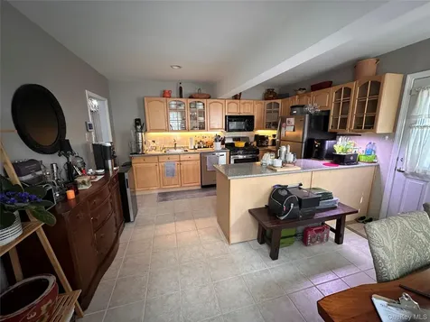 568 Irving Street Westbury NY 11590