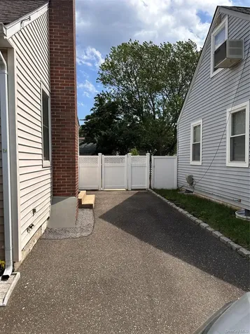 568 Irving Street Westbury NY 11590