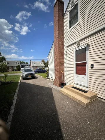 568 Irving Street Westbury NY 11590
