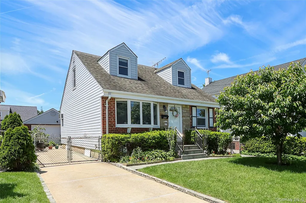 251 Mckinley Parkway Mineola NY 11501