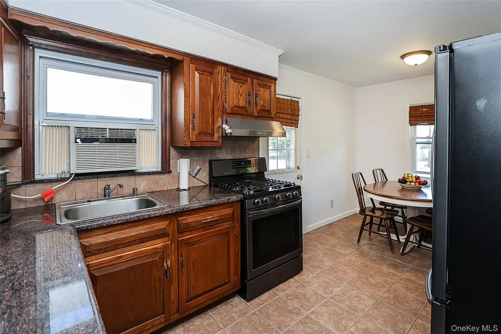 251 Mckinley Parkway Mineola NY 11501