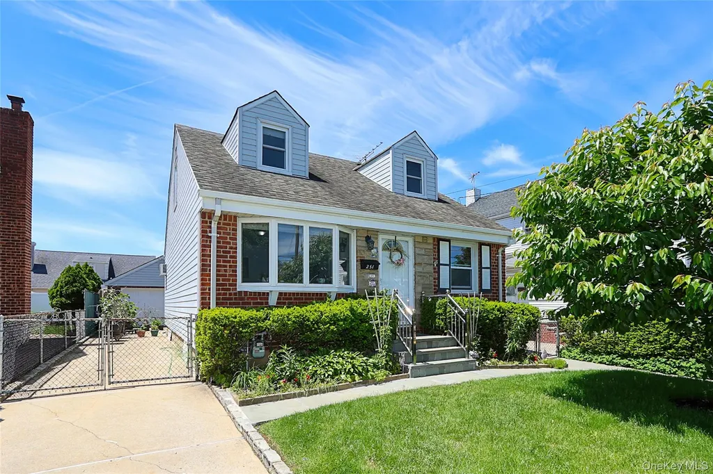 251 Mckinley Parkway Mineola NY 11501