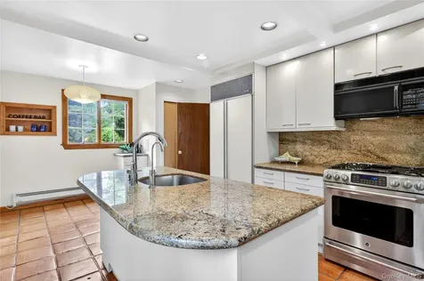 10 Crescent Road Port Washington NY 11050