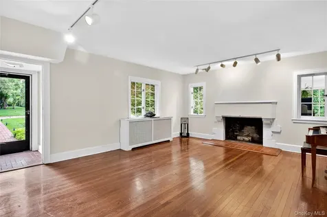 10 Crescent Road Port Washington NY 11050