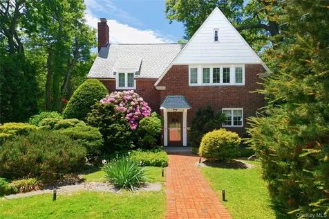 10 Crescent Road Port Washington NY 11050