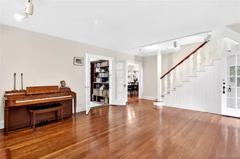 10 Crescent Road Port Washington NY 11050