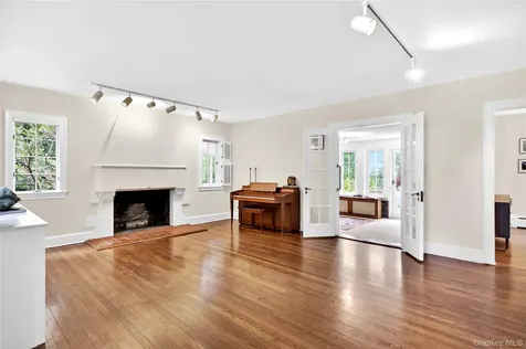 10 Crescent Road Port Washington NY 11050