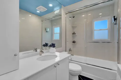 33 Brook Path Plainview NY 11803