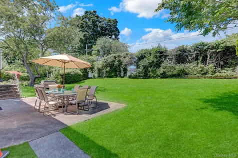 33 Brook Path Plainview NY 11803