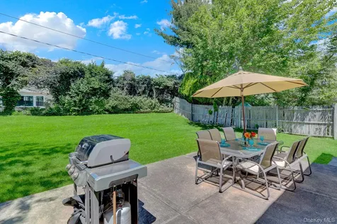 33 Brook Path Plainview NY 11803