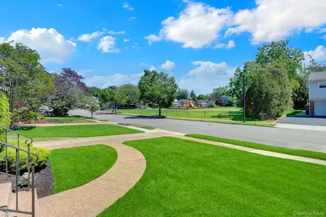 33 Brook Path Plainview NY 11803