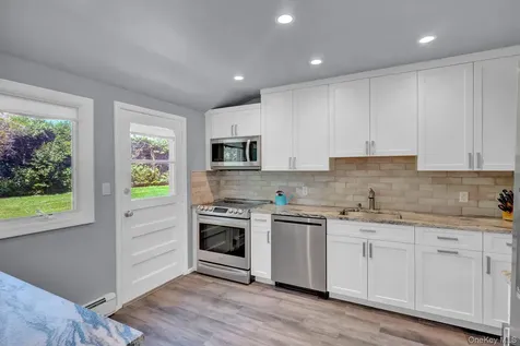 33 Brook Path Plainview NY 11803