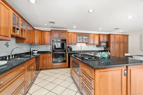 39 Lambert Lane New Rochelle NY 10804