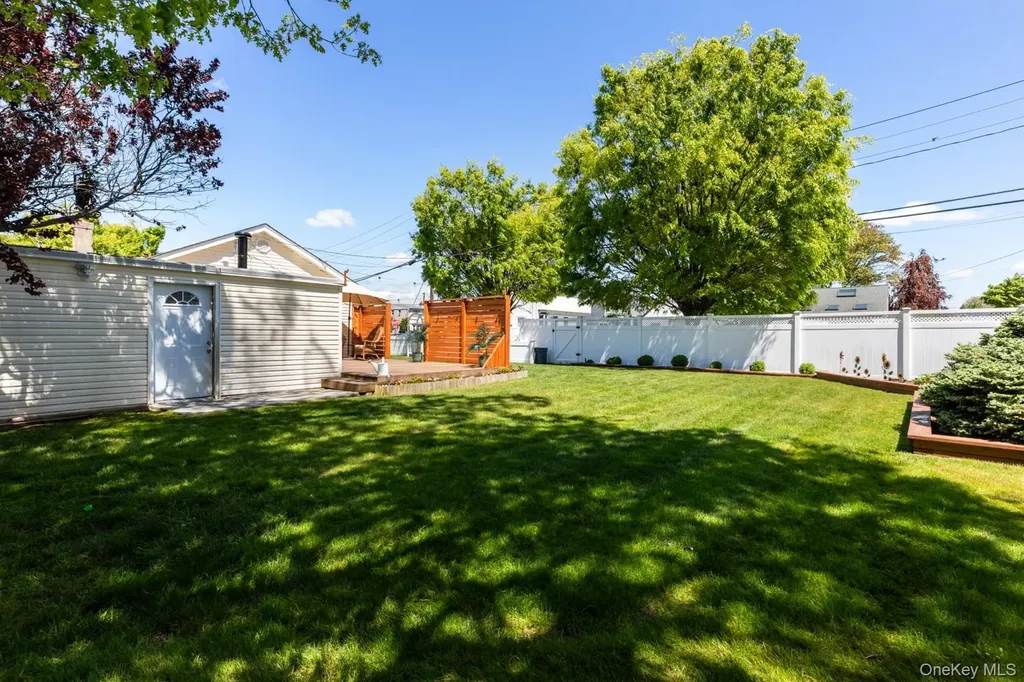 102 Garfield Place Massapequa NY 11758