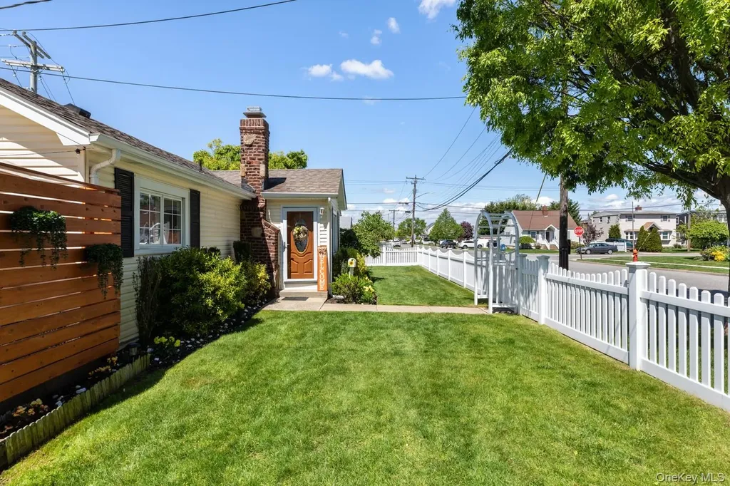 102 Garfield Place Massapequa NY 11758
