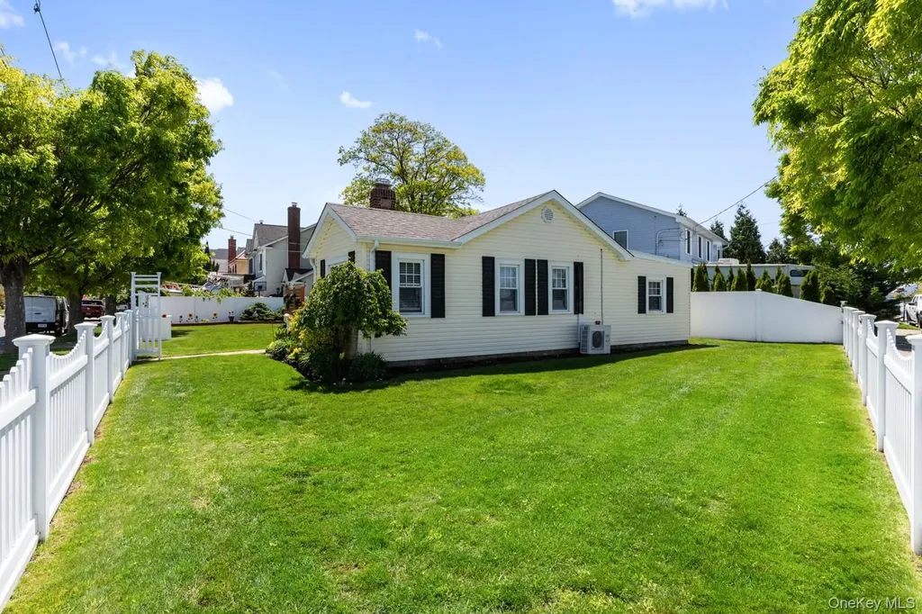 102 Garfield Place Massapequa NY 11758