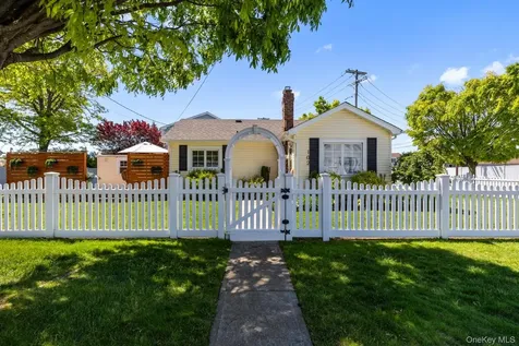 102 Garfield Place Massapequa NY 11758