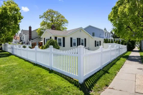 102 Garfield Place Massapequa NY 11758