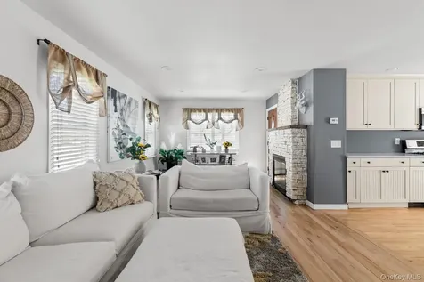 102 Garfield Place Massapequa NY 11758