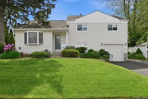 5 Hastings Road Massapequa NY 11758