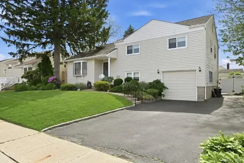 5 Hastings Road Massapequa NY 11758