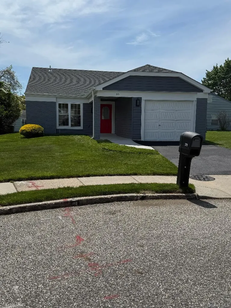379 Larchmont Court Ridge NY 11961