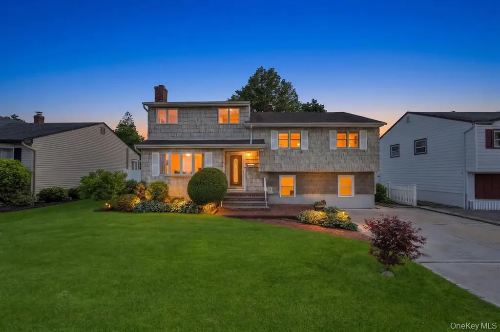 11 Edgewood Drive Hicksville NY 11801