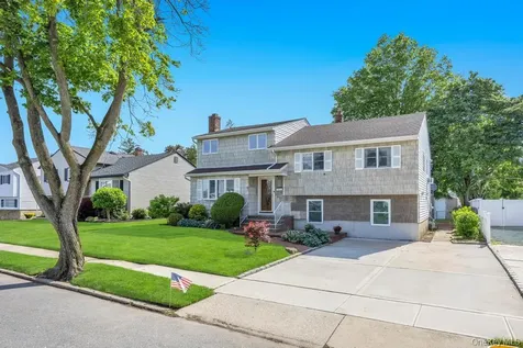 11 Edgewood Drive Hicksville NY 11801