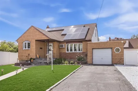 21 Robert Avenue Massapequa NY 11758