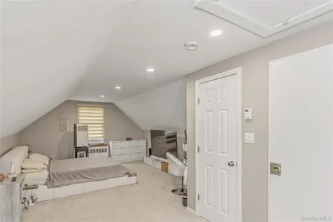 21 Robert Avenue Massapequa NY 11758