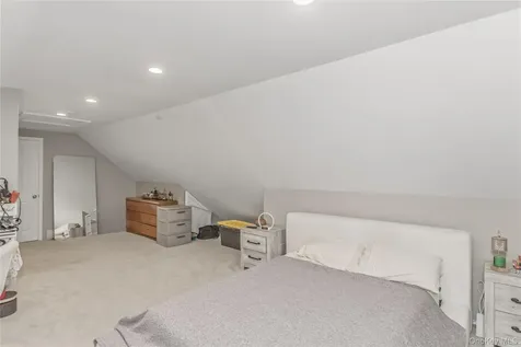 21 Robert Avenue Massapequa NY 11758