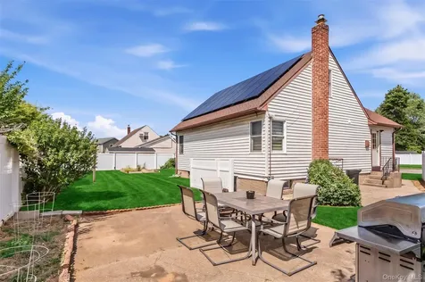 21 Robert Avenue Massapequa NY 11758