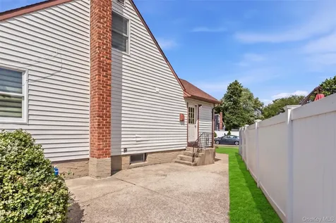 21 Robert Avenue Massapequa NY 11758