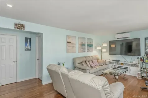 21 Robert Avenue Massapequa NY 11758