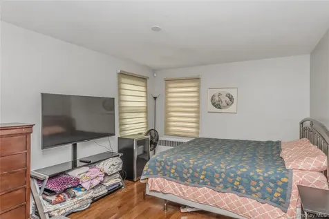 21 Robert Avenue Massapequa NY 11758