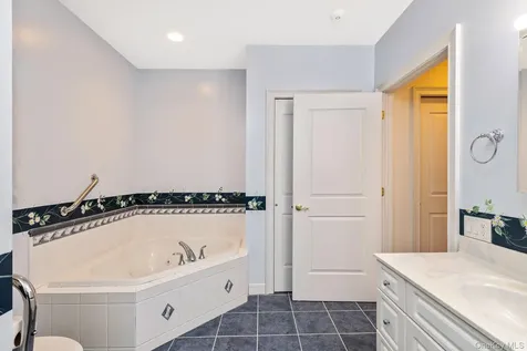 45 Oak Run Stony Brook NY 11790